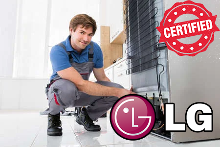 71451430-el-mecánico-masculino-de-los-jóvenes-que-trabaja-en-la-nevera-con-destornillador-en-el-hogar_resultado